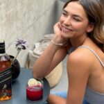 Juanita Arias Instagram - Preparando mi coctelito Para celebrar La Gran Fiesta de México 💥#Ad Receta : 40 ML Johnnie Walker Black Label 25 ML jarabe de Tamarindo 20 ML jugo de Limón 3 Zarzamoras @johnniewalkermx