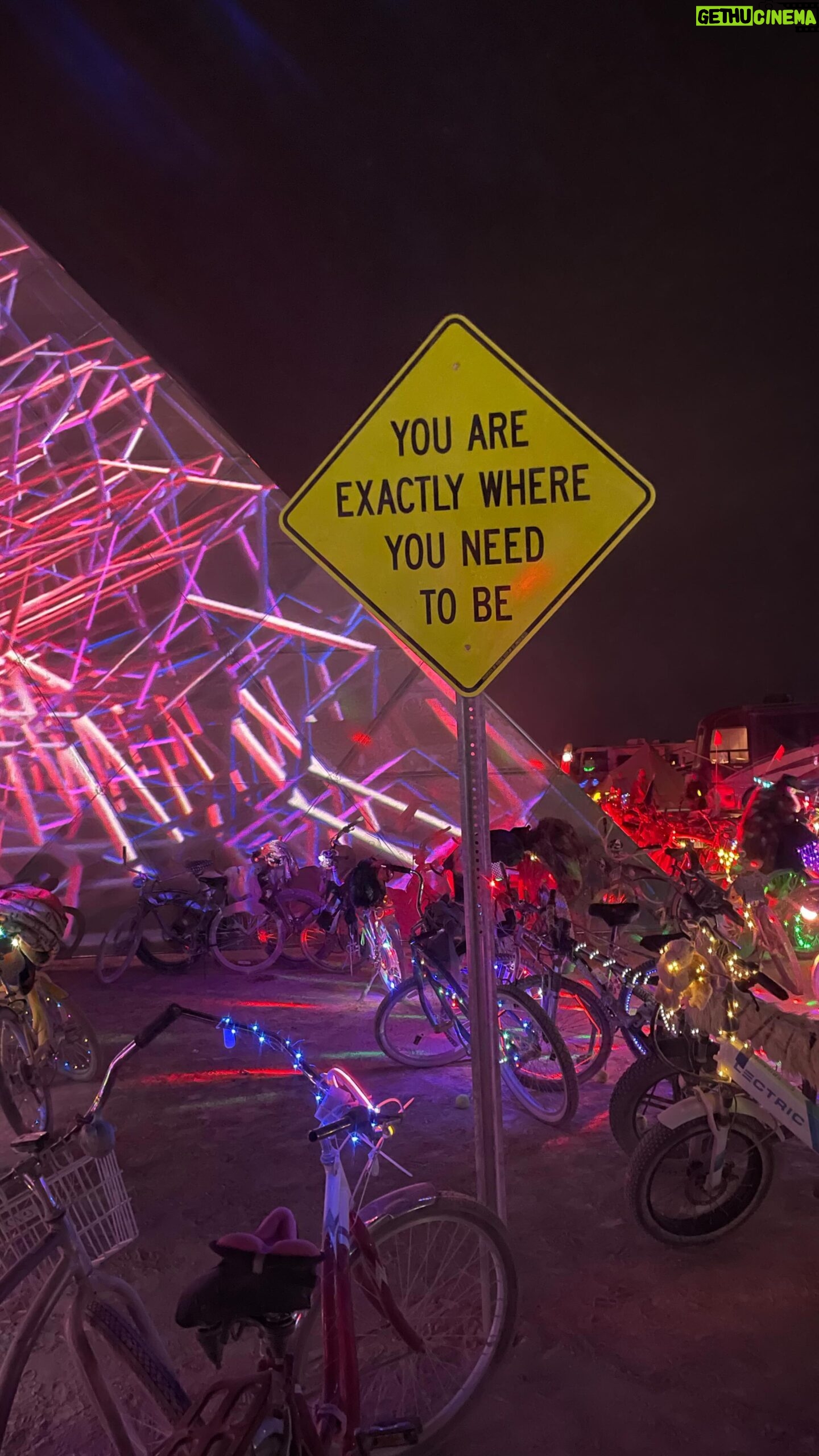 Juanita Arias Instagram - ARTE 🎨🖌️ Una de las cosas increíbles de este año fue que le pude dedicar muchísimos tiempo a ver todo el Arte de la Playa. Me subía en la bici e iba viendo todo! Burningman es un lugar donde la creatividad es infinita ! Lleno de artistas, libertad de expresión y sorpresas por todos lados! Burningman también es Arte en su máxima expresión. One of the most incredible things about this year was that I was able to spend a lot of time seeing all the Art. ! Burningman is a place where creativity is infinite! Full of artists, freedom of expression and surprises everywhere! 🤍✨