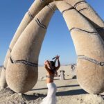 Juanita Arias Instagram - Tengo Tanto para escribir y contar de este Burningman que no se ni por donde empezar … lo que si se esq es un viaje que recodare toda mi vida. Decicidi ir al Burn 3 días antes de que empezara, lo había dudado Porq no quería casi fiesta , pero al final me propuse vivir un Burn muy diferente a los q ya había vivido antes. Una amiga q hace mucho mucho no veía me termino dando espacio en su RV y arranque. Para la gente que cree que Burningman es solo fiesta, Les cuento que hay mucho más que eso, salía a explorar todos los días a la 8am, y descubrí cada día algo diferente. Me Subía en la bici e iba fluyendo con el día … Hubo Yoga, meditación con cristales, Hypnosis Healing, Breath Works, cold showers, WorkShops, Cacao Ceremony, How To Let Go, Iced Bath, Filarmónica, Full Moon Ceremony, escribir una postal para mi q llegará en 5 años, pintar, Ver arte, hacer ritual en el Templo… Y todooo eso con mi Cuadernito para escribir sin parar. También hubo un día de Fiesta con música Disco, mucho Baile y Máxima Diversión. Muchos aprendizajes, 90 % del Burn sola, fluyendo, sin expectativas, dejándome Modoficar, recibiendo, soltando y Sanando. QUE MARAVILLA, feliz de haber tomado la decisión de ir, con nervios, con poquito miedito pero segura de que el universo y la playa siempre te sostiene. Gracias a toda la gente con la que conecte, la que conoci, la que ya conocía y gracias a mi team de RV Que fue mágico y familia. Aún con lluvia con barro con la incertidumbre encima pudimos salir sábado, con el corazón lleno de amor y mucho AGRADECIMIENTO. Me siento orgullosa de mi misma 🤍✨