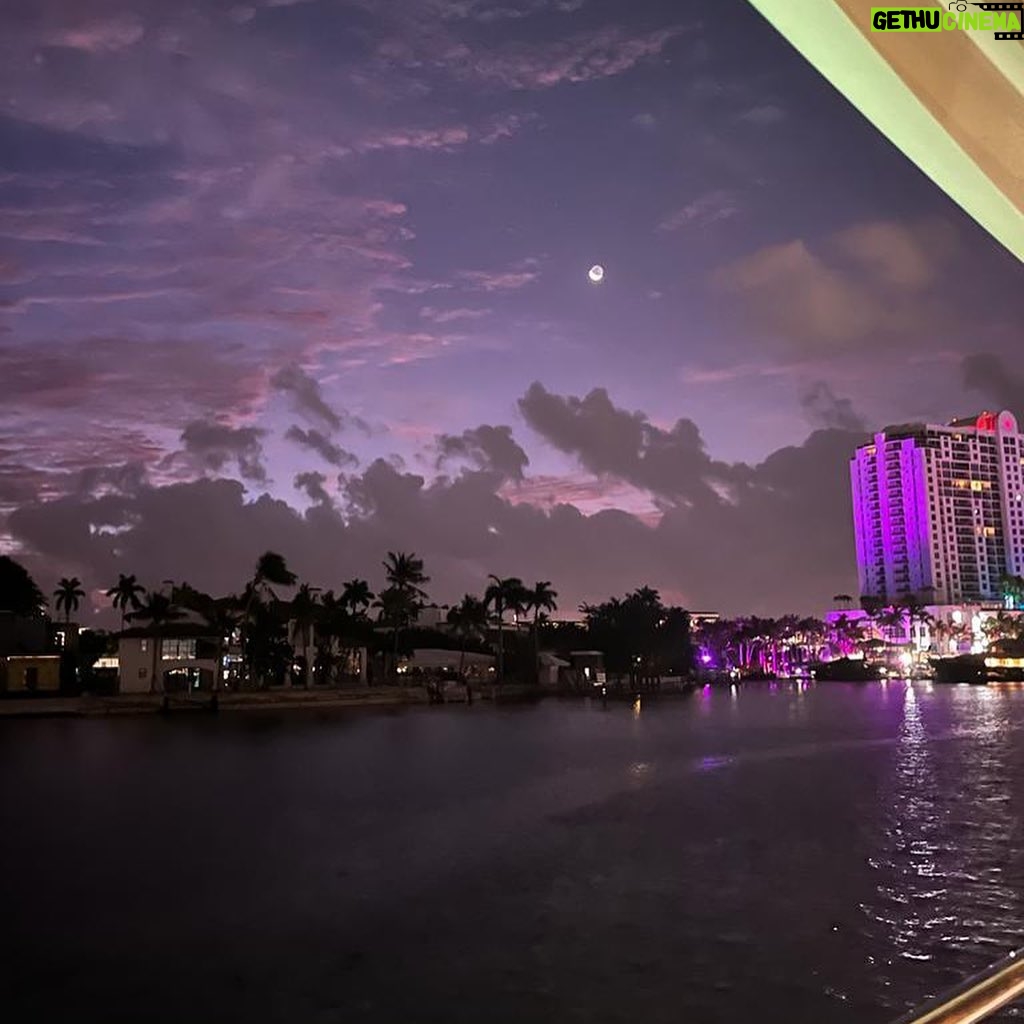 Juanita Arias Instagram - MIAMI ππΌ 1 : The Alchemist ( Classic π) 2: En una Hortensia πΈ @reisingerandres 3: Re-United @paolavdesideri 4: Papas π€ 5: ART 6: Mandolin π€€ 7: ππ 8: Fav People π 9: Did you see Theβ¦ πβ
οΈ 10: π₯οΈπ€ @marguicas