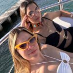 Juanita Arias Instagram - MIAMI 👇🏼 1 : The Alchemist ( Classic 📚) 2: En una Hortensia 🌸 @reisingerandres 3: Re-United @paolavdesideri 4: Papas 🤍 5: ART 6: Mandolin 🤤 7: 🌙💜 8: Fav People 🌍 9: Did you see The… 🌞⛅️ 10: 🛥️🤍 @marguicas