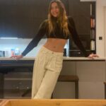 Juanita Arias Instagram - Hace unos años me hubiera dado Vergüenza subir este vídeo/ Inseguridad tal vez de lo que pensará la gente .Después de varios cursos, libros, estudiar, cambiar.Aquí estoy 💃🏼 Nos han enseñado que un cuerpo VIVO,LIBRE,PODEROSO,SENSUAL está Mal…Y Que importante es recordarme siempre todo ese poder que está dentro de mi, de la valentía de mi crecimiento y evolución, de la sensualidad conmigo misma, de lo maravilloso que es Moverse, sentirse Viva, presente, ! Las invito a bailar con Uds mismas chicas, despertar esa DIOSA PODEROSA que habita en su Interior✨Cuantas veces nos dedicamos 10 min para hacer algo así ? Alguna vez lo hemos hecho? Yo soy mujer, soy loba poderosa Soy creadora de vida aquí en la Tierra Soy gestadora de todo renacer Y aquí en mi vientre esta todo mi poder Yo soy Diosa toda poderosa 🐍🦋🔥✨🌕🤍