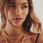 Juanita Arias Instagram – En esta historia nuestras musas son las joyas y la actriz @juanaarias . Los protagonistas son el oro y el ónix de las piezas, representantes de la luz y la oscuridad, y Juana las personifica a ambas. El ónix es conocido por transmutar las energías negativas en positivas, mientras que el oro nos recuerda el poder del sol. Juega con estas energías para tus beauty looks. ¿Lista para hacer alquimia?

Foto: @ilretallack
Realización: @jordilrivas
Modelo: @juanaarias
Producción: @ferpachco y @aaalons para #ELLEMéxico
Estilismo: @jimmy.her_
Maquillaje: @israquiroz
Pelo: @lilttle_lee
Uñas: Fanny Nails
Editora general: Claudia Cándano @candanoclau