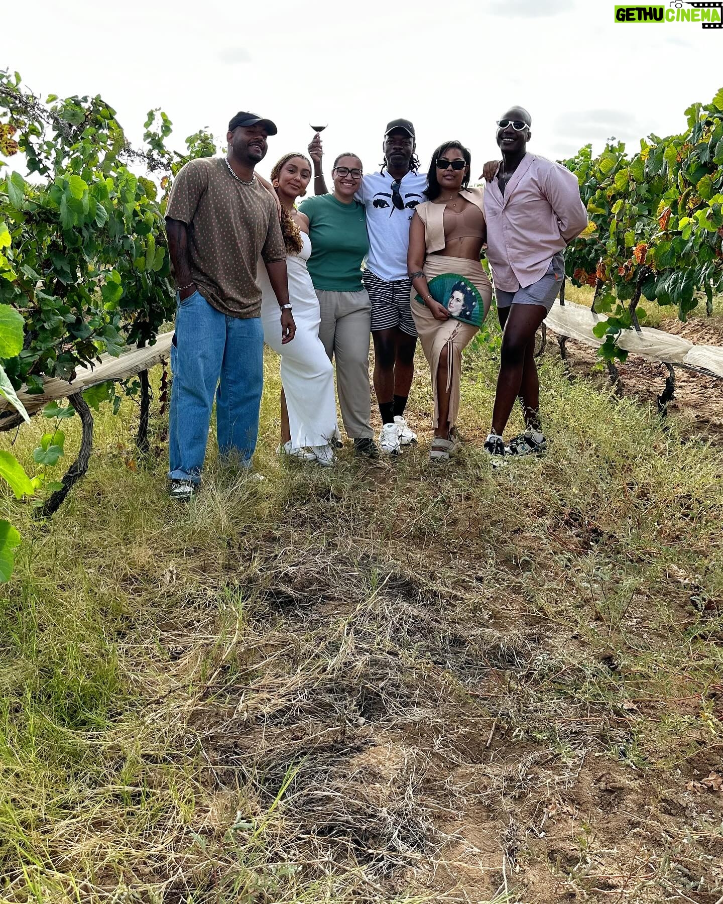 Juddy da Conceição Instagram - Visitar as vinhas do Vale do Bero foi sem duvidas uma das melhores experiências que já vivi este ano. Incrível ver que apesar de estar no deserto, não têm qualquer dificuldade com a rega por conta do rio do Bero que neste momento encontra-se completamente seco mas com muita reserva , sabe Deus onde . Enfim, saber que em Angola , Namibe existe um vinho 100% nosso com muita qualidade onde por ano se tira mais de 80 000 garrafas foi um wauuu. Vale a pena visitar e fazer uma prova de vinho no @valedobero