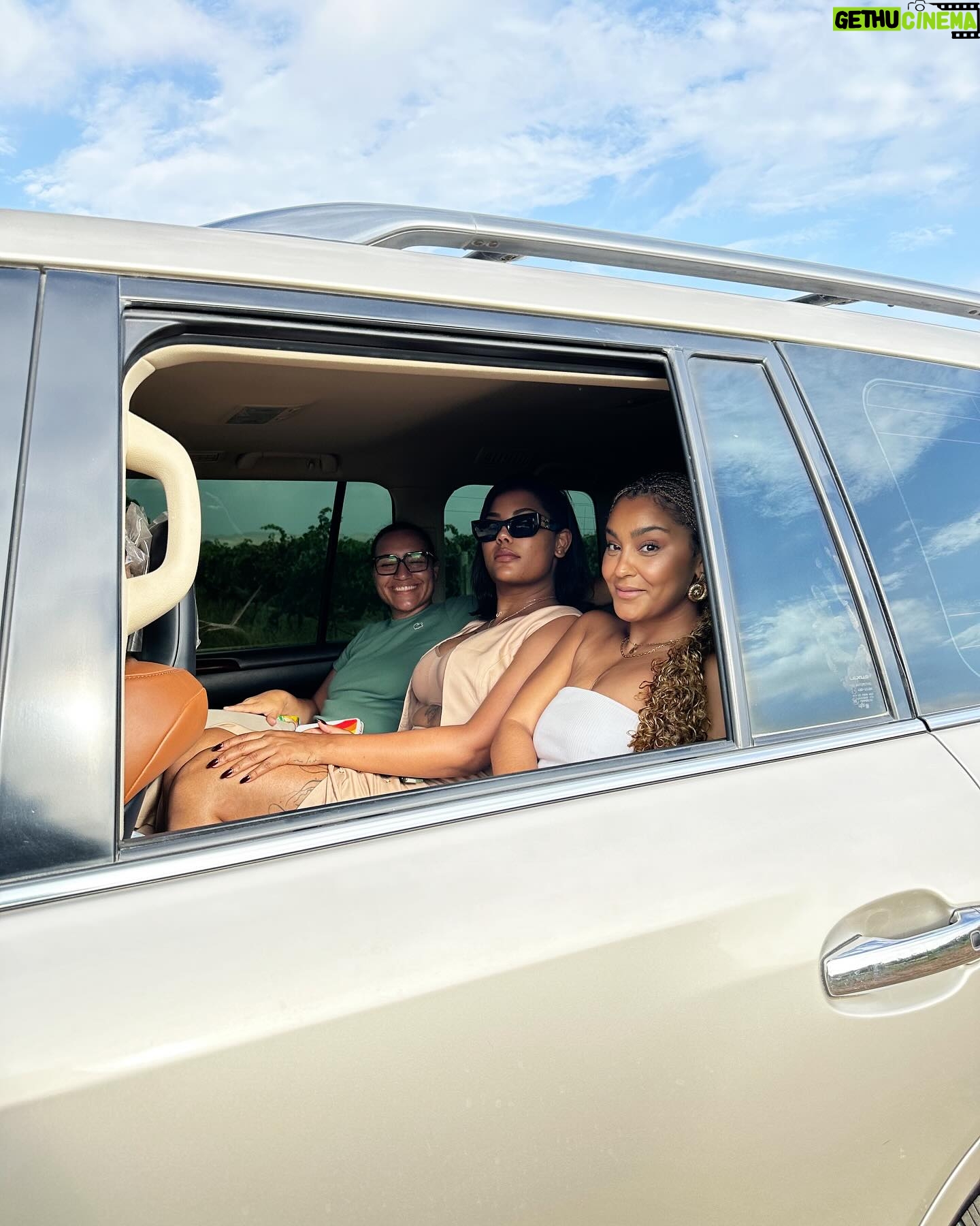 Juddy da Conceição Instagram - Visitar as vinhas do Vale do Bero foi sem duvidas uma das melhores experiências que já vivi este ano. Incrível ver que apesar de estar no deserto, não têm qualquer dificuldade com a rega por conta do rio do Bero que neste momento encontra-se completamente seco mas com muita reserva , sabe Deus onde . Enfim, saber que em Angola , Namibe existe um vinho 100% nosso com muita qualidade onde por ano se tira mais de 80 000 garrafas foi um wauuu. Vale a pena visitar e fazer uma prova de vinho no @valedobero