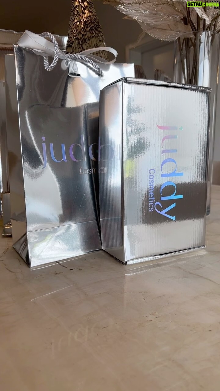 Juddy da Conceição Instagram - A partir de segunda-feira comprinhas de natal da @juddycosmetics com estas embalagens estarão disponíveis na @our.concept e @vaidosa__por__natureza podem também comprar pelo WhatsApp 244 924421482