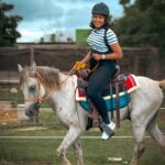 Juddy da Conceição Instagram - Sobre a experiência de hoje de estar com animais e natureza… simples memorável e única. Consegui perder um pouquinho o medo / respeito pelos cavalos e montei🥰 fui muito corajosa. Vale a pena visitarem o @centro_de_hipismo que fica no Patriota