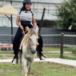 Juddy da Conceição Instagram - Sobre a experiência de hoje de estar com animais e natureza… simples memorável e única. Consegui perder um pouquinho o medo / respeito pelos cavalos e montei🥰 fui muito corajosa. Vale a pena visitarem o @centro_de_hipismo que fica no Patriota