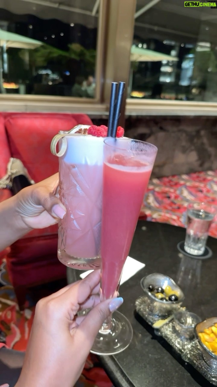 Juddy da Conceição Instagram - Celebrar as conquistas e as derrotas é também agradecer 🥂 #cheers