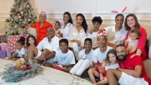 Juddy da Conceição Instagram - Feliz Natal da minha Família para a Vossa 🎁🎄❤️