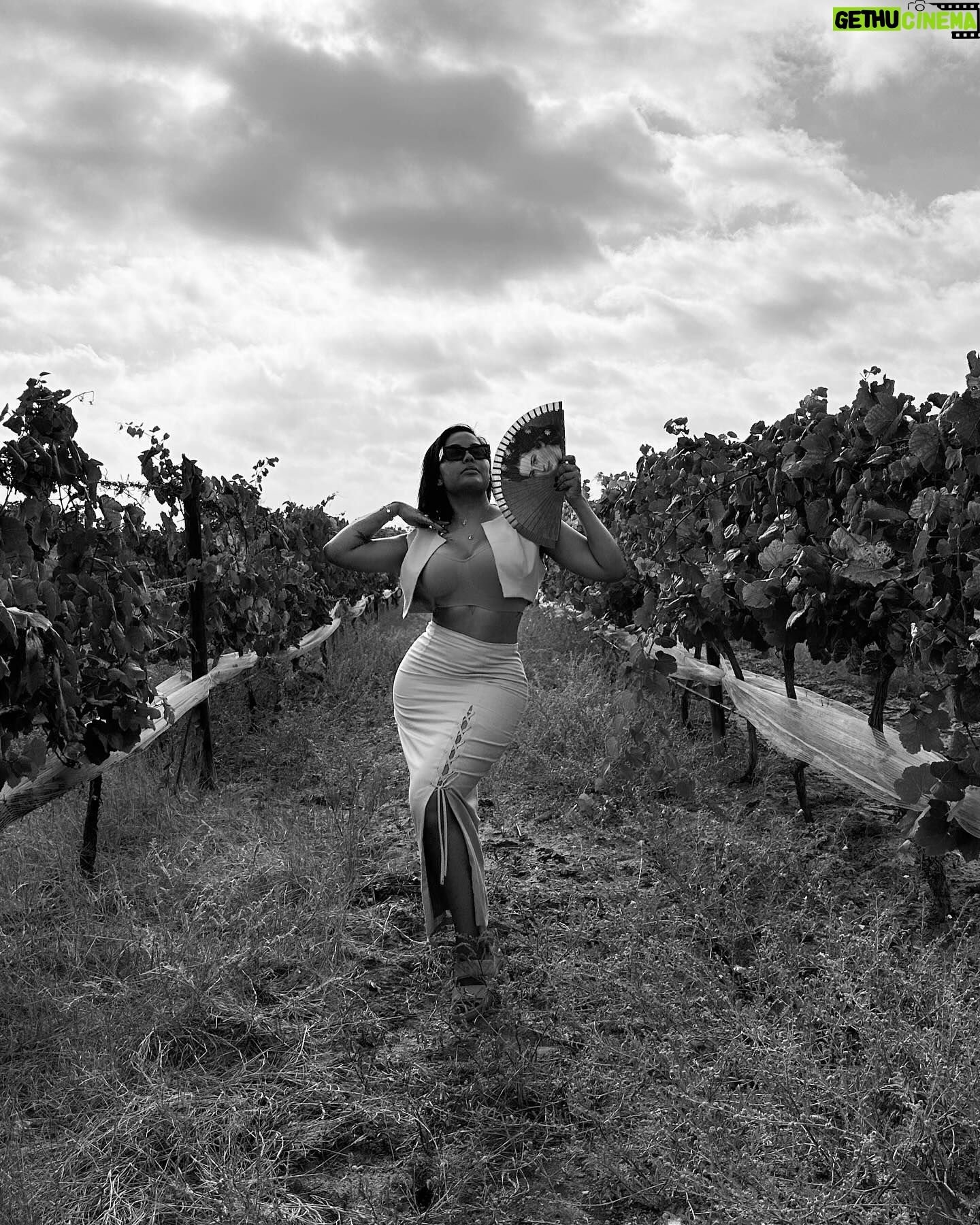 Juddy da Conceição Instagram - Visitar as vinhas do Vale do Bero foi sem duvidas uma das melhores experiências que já vivi este ano. Incrível ver que apesar de estar no deserto, não têm qualquer dificuldade com a rega por conta do rio do Bero que neste momento encontra-se completamente seco mas com muita reserva , sabe Deus onde . Enfim, saber que em Angola , Namibe existe um vinho 100% nosso com muita qualidade onde por ano se tira mais de 80 000 garrafas foi um wauuu. Vale a pena visitar e fazer uma prova de vinho no @valedobero