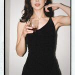 Julia Barretto Instagram – Weekend plans? 🖤 

@tanduayrhumph 🥃