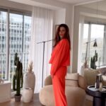 Julia Flabat Instagram - Le costume, c’est vraiment le must have à avoir dans notre dressing. Chez @ca , en ce moment, on peut le porter de toutes les formes et toutes les couleurs (je suis même sortie de ma zone de confort 🐥), pour toutes les occasions. Pour un style chic, décontract ou même sexy, et un super rapport qualité/prix . Alors, quel est votre look favori ? #MakeltAnOccasion #LookGoodAndFeelGood #collaborationcommerciale @ca