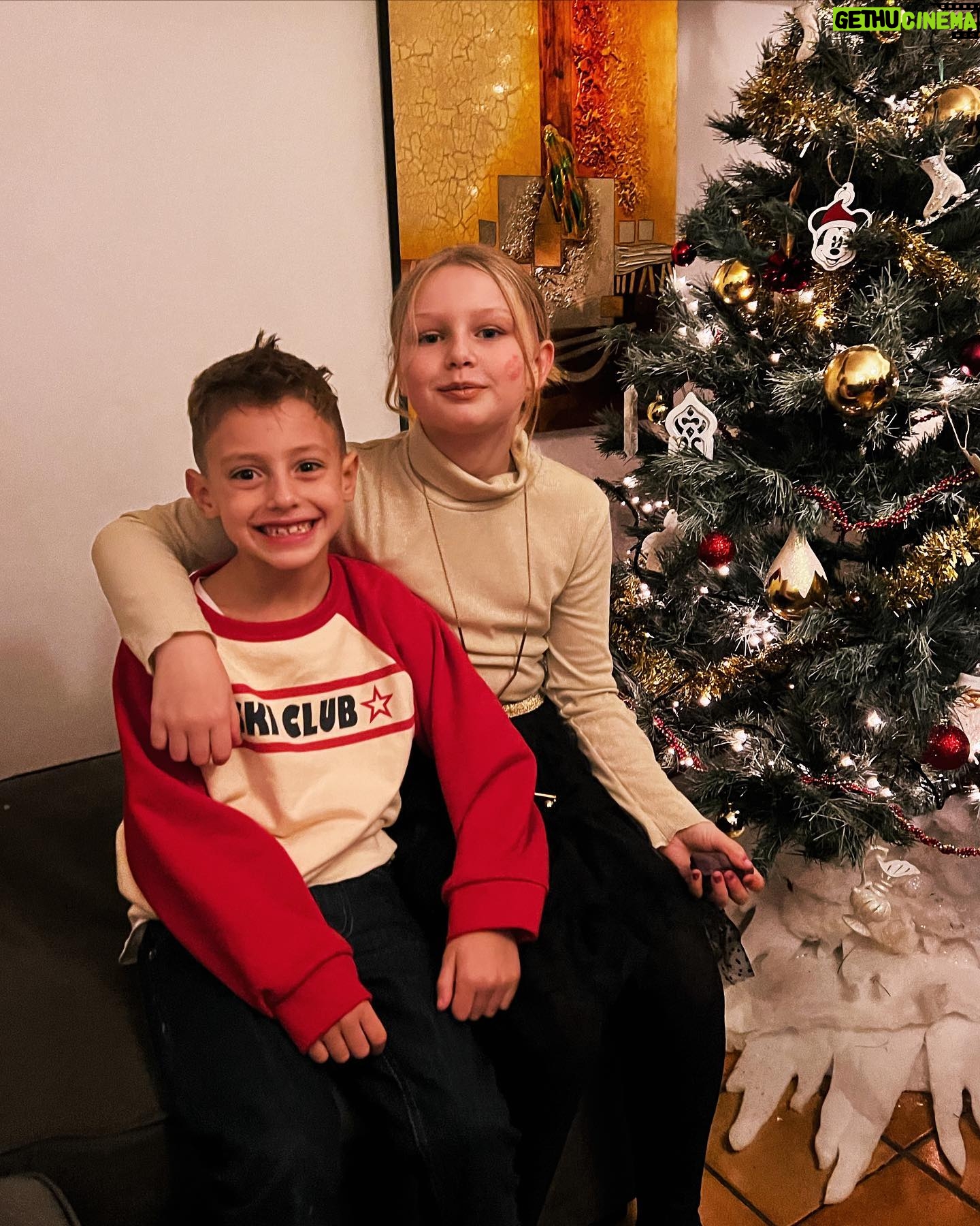 Julia Flabat Instagram - Les Noël en famille 😍🎄🎁♥️ Joyeuses fêtes de fin d’année à tous ✨