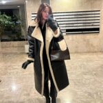 Julia Flabat Instagram – J’ai trouvé une routine incroyable !!!! 🥰

Difficile d’avoir confiance en soi lorsqu’on entend des remarques dès qu’on sort au naturel n’est-ce-pas ?!? De notre entourage qui plus est… 
J’arrive à un âge où je suis plus marquée par le temps et forcément ça se remarque aussitôt si je ne me maquille pas. 
Mais il n’y a pas que le make up pour se sentir belle. Les crèmes font tout aussi bien leur job, surtout celles qui contiennent de l’acide hyaluronique pour hydrater et repulper la peau, ou du rétinol pour lisser les rides et renouveler la texture de la peau ou même de la vitamine C pour embellir et unifier le teint. Alors imaginez une crème qui contient ces 3 puissants actifs. 
 
Revitalift laser de @lorealparis est une crème si puissante,  qu’une femme sur 2 reporterait sa procédure esthétique. 
Accompagnée du sérum Revitalift Laser au Rétinol pur à mettre le soir avant de dormir, sans oublier un spf le lendemain, et ma peau devient incroyablement douce et lissée , une vraie peau de bébé 🤩 
Donc maintenant, laissez moi vous dire que ma peau, mon esprit et moi-même sommes prêts pour affronter toutes les prochaines remarques 🙂🥰
 
@lorealparis #lorealparis #skincare #revitalift #retinol #biendansmapeau #publicité