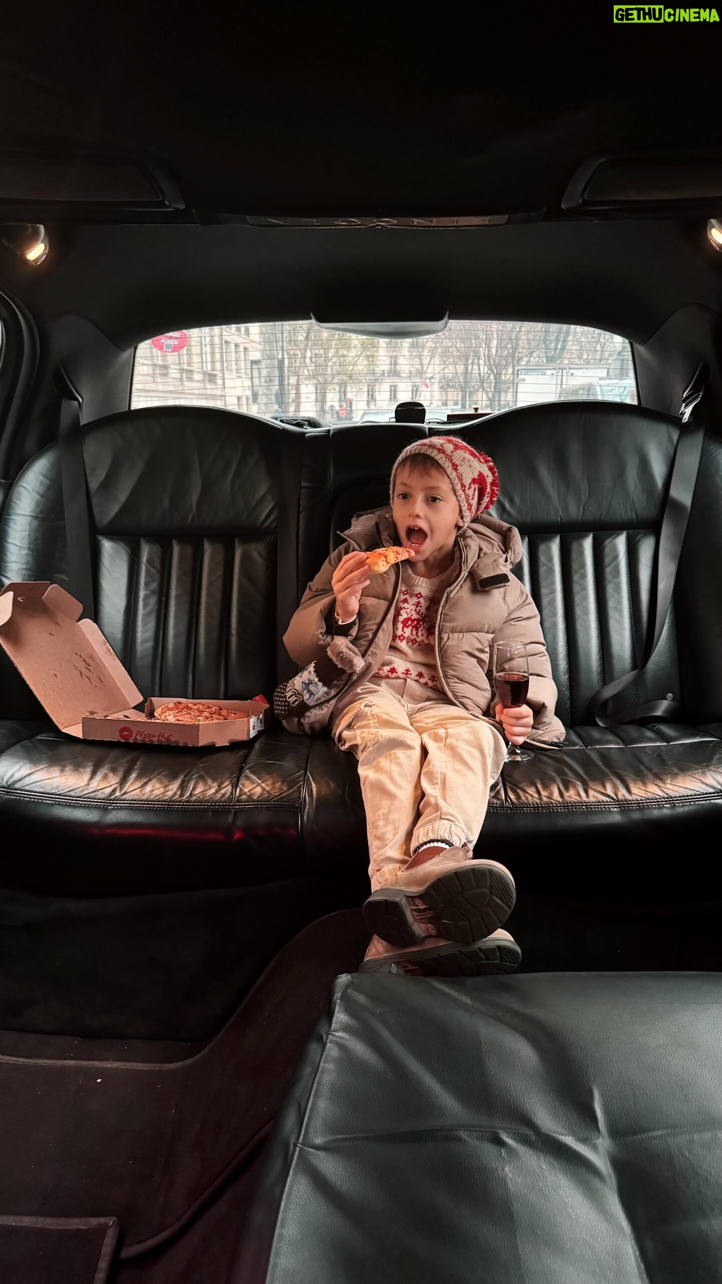 Julia Flabat - 43.4K Likes - Edan Mc Callister part 3 🍕
« Maman j’ai encore raté l’avion »
📍 Paris
@fsgeorgevparis