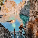 Julia Flabat Instagram – 📍Twin Lagoon, Coron, Philippines 🇵🇭 
Un lagon qui en cache un autre 🥰
Sur la 2eme photo, vous pouvez voir le petit passage sous l’eau pour atteindre le 2eme lagon (ou faire comme moi et passer par les escaliers 😅) 
D’ailleurs on a bien fait, il y avait une méduse boîte juste en dessous 😱.

#roadtripphilippines @maisonsduvoyage