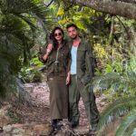 Julia Flabat Instagram - Perdus dans la jungle avec mon partenaire d’aventure préféré 😂📸💚 Et toi, qui est ton binôme d’aventure , celui avec qui tu serais prêt(e) à tout vivre ? Ensemble jupe veste by @blumarine