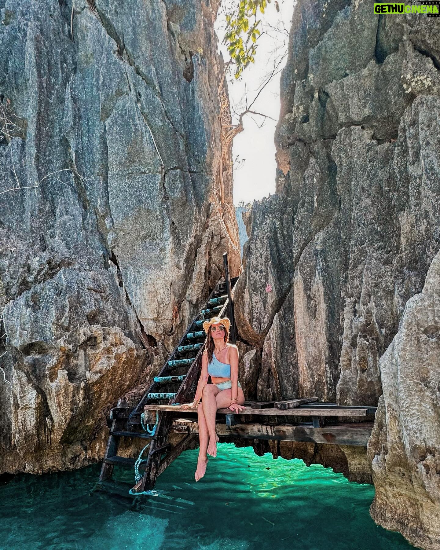 Julia Flabat Instagram - 📍Twin Lagoon, Coron, Philippines 🇵🇭 Un lagon qui en cache un autre 🥰 Sur la 2eme photo, vous pouvez voir le petit passage sous l’eau pour atteindre le 2eme lagon (ou faire comme moi et passer par les escaliers 😅) D’ailleurs on a bien fait, il y avait une méduse boîte juste en dessous 😱. #roadtripphilippines @maisonsduvoyage