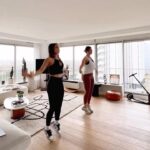 Julia Flabat Instagram – Houra, Je rentre dans mon jean fétiche (photo 1) 💃🏻!!!! 
Voici mon ÉVOLUTION entre Janvier et mars 2024 : -5kg (photo 2 et 3) 
Je ne m’en rendais pas trop compte mais oui, j’ai qd même bien perdu en à peine 2 mois !!! 

En janvier, j’ai eu un déclic, je ne me supportais plus. Avec une copine on a commencé par bannir le sucre. Alors pas tous les sucres , mais surtout ceux qu’on retrouve dans les gâteaux, desserts, gourmandises. On s’envoyait une photo dès qu’on était sur le point de craquer, et le fait de rendre des comptes ça a carrément fonctionné sur moi. J’étais tellement déterminé que ça ne me disait même rien d’en manger. Bon je craquais parfois sur un carré de chocolat noir, mais ça me suffisait amplement. Le reste de mon alimentation était normal, je mangeais quand j’avais faim, de tout. 
Ensuite en parallèle , je me suis inscrite sur @gomybody , et j’ai commencé le programme BODY TRANSFO 3 à la maison ! 
Ça consiste à faire tous les jours (sauf le weekend) des petits exo de sport à la maison durant 20 à 30 min. 
Je pensais que ce serait hardcore de tenir 5 jours par semaine, mais en répartissant bien mon emploi du temps, je trouvais toujours un moment pour les faire. Tout était une question de motivation. Et j’ai tenu, je me suis même surprise à être pressée de faire ma séance de sport dès mon réveil. Les circuits n’étaient pas si compliqués à exécuter et ça me motivait davantage. 
Dès le 1er mois, j’ai eu grave des résultats, j’étais hyper motivée. Ensuite, j’avais peur de perdre le rythme avec mon voyage en Afrique mais j’ai continué les séances. Bon pas 5 fois par semaine, mais j’en ai fait quelques unes. Et en 2 mois j’ai perdu quasiment 5 cm sur tout le corps. Et surtout , j’ai perdu la bouée de grossesse du bas ventre 🙏🏼

Un grand merci pour tous ceux qui m’ont encouragé et félicité ! Vous ne savez pas à quel point ça me motive encore plus pour ne rien lâcher ! Je suis encore à 5kg de mon objectif 💪🏻
Et je suis plus que ravie d’avoir motivé certaines d’entre vous ! C’est ma plus grande satisfaction de pouvoir vous donner de la force également 😅

WE CAN DO IT GIRLS 💪🏻

Ps : 5 gagnantes pour le concours @gomybody , rdv en story !!!