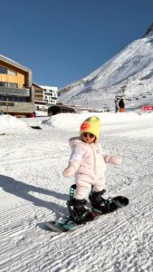 Julia Flabat Instagram - Récap Ella depuis ses 2 ans🏂🛹🤍 - Ella a toujours aimé la glisse Trop hâte de la revoir rider à la montagne à Noël 😍