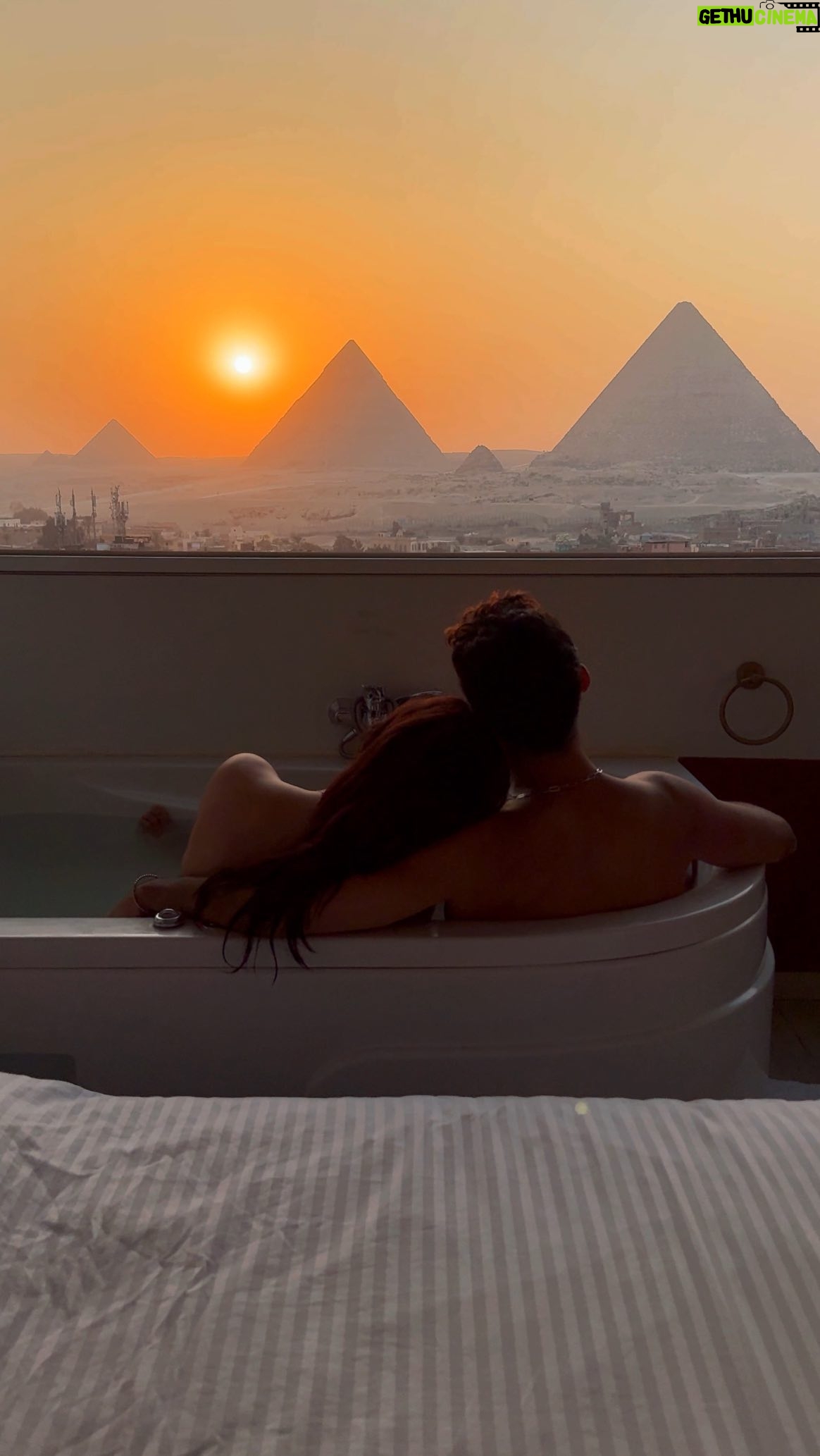 Julia Flabat Instagram - Quelle légende décrirait-le mieux ce moment ✨🇪🇬 -