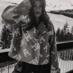 Julia Flabat Instagram – Première neige de l’année à Courchevel ❄️🌨️⛄️
Et cette vue sur les pistes 😍
@mileade_villageclubcourchevel
@mileade_villagesclubshotels