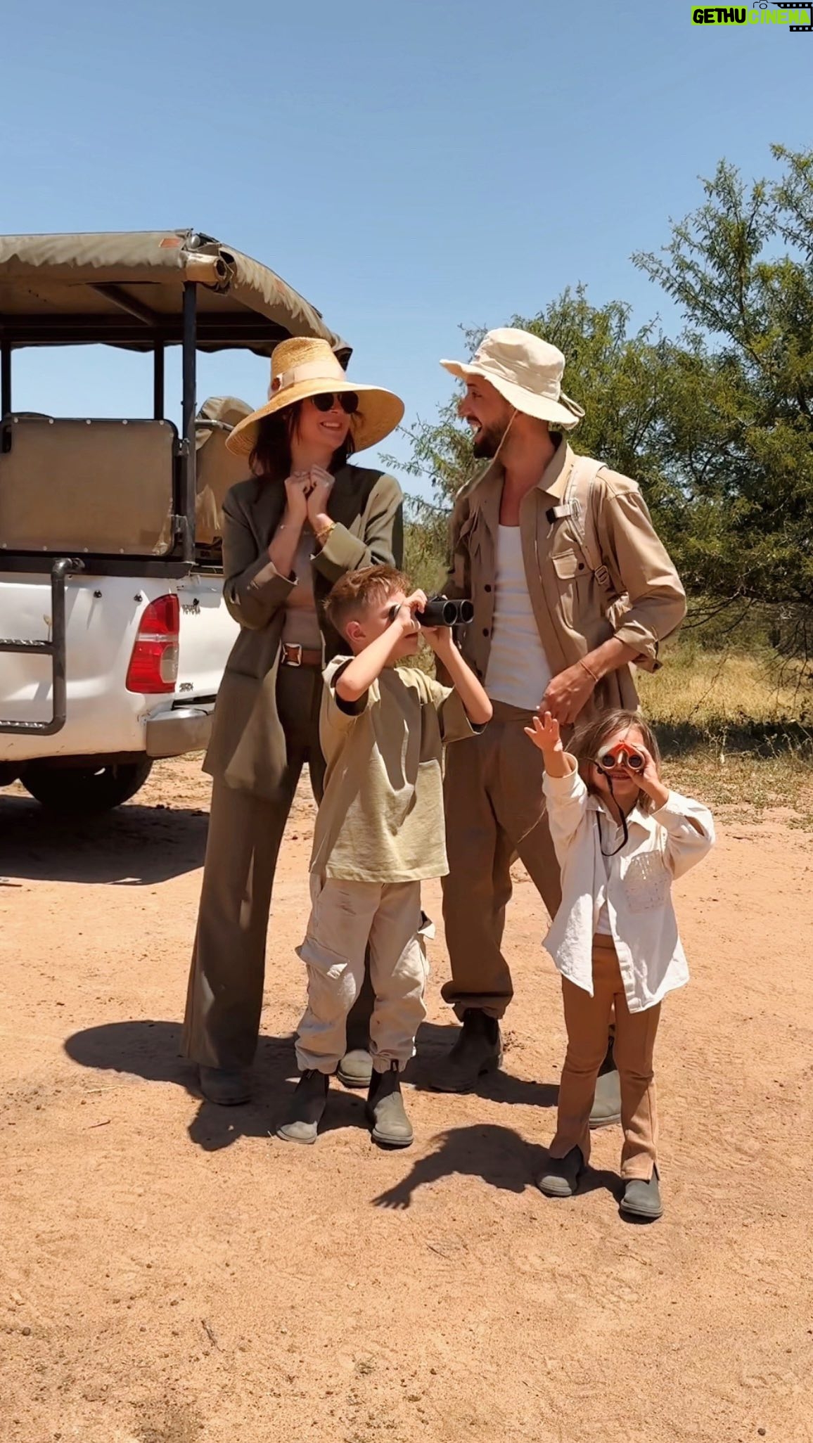 Julia Flabat - 109.7K Likes - La famille de la Jungle 😁📽️
-
Avez-vous la réf ?