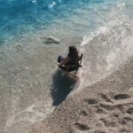 Julia Flabat Instagram – Aventurière , ça me représente bien.
Et je pensais qu’il n’y avait qu’en voyage que je réussissais à me ressourcer.
Puis j’ai découvert tardivement la méditation, et j’ai appris à m’émerveiller des choses simples, 
des actions quotidiennes qui augmentent mon bien être :  Écouter de la musique, marcher en contemplant tout ce qu’il y a autour de moi, faire du sport, lâcher prise , m’allonger au soleil… Le soleil est d’ailleurs devenu ma plus grande source d’énergie. ☀️
Mais ce n’est pas pour autant que j’arrêterais de partir à l’aventure 😊
——————
La crème Blue Peptides Uplift SPF 30 est celle qui m’a été le plus conseillée pour prendre soin de ma peau d’aventurière . Comme la méditation va procurer un soin énergétique à mon esprit, cette crème de chez @biotherm va procurer un soin profond à ma peau , tout en la protégeant des effets indésirables de ma plus grande source d’énergie : le Soleil.😎
 #liveUplifted #publicité #biotherm