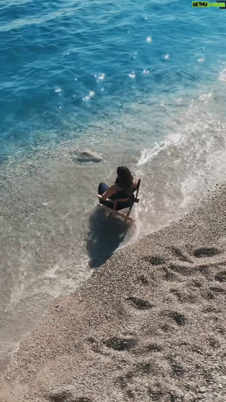 Julia Flabat Instagram - Aventurière , ça me représente bien. Et je pensais qu’il n’y avait qu’en voyage que je réussissais à me ressourcer. Puis j’ai découvert tardivement la méditation, et j’ai appris à m’émerveiller des choses simples, des actions quotidiennes qui augmentent mon bien être : Écouter de la musique, marcher en contemplant tout ce qu’il y a autour de moi, faire du sport, lâcher prise , m’allonger au soleil… Le soleil est d’ailleurs devenu ma plus grande source d’énergie. ☀️ Mais ce n’est pas pour autant que j’arrêterais de partir à l’aventure 😊 —————— La crème Blue Peptides Uplift SPF 30 est celle qui m’a été le plus conseillée pour prendre soin de ma peau d’aventurière . Comme la méditation va procurer un soin énergétique à mon esprit, cette crème de chez @biotherm va procurer un soin profond à ma peau , tout en la protégeant des effets indésirables de ma plus grande source d’énergie : le Soleil.😎 #liveUplifted #publicité #biotherm
