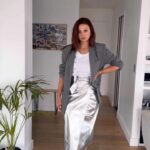 Julia Flabat Instagram - Exit l’aventurière, la parisienne est de retour 💃🏻🪩 Enfin bon, ce look c’est parce que je sortais à un événement 🫣, vous aimez ? Mais à vrai dire, je suis actuellement en jogging à la maison après avoir emmené les enfants à l’école, fait 2/3 courses , la vaisselle, commencé ma comptabilité, rangé les jouets qui traînaient dans le salon, pris le temps de faire mes 30 min de sport, mais je n’ai pas encore pris ma douche, que je repousse car je suis installée dans mon canapé et je n’arrive plus à en sortir ! Arf , c’est pas bon ça ! Bon, je pose mon tel et j’y go avant que la flemmardise s’installe de trop. Bonne journée à tous 😘😘 Débardeur : @theattico Jupe : @neverfullydressed Veste : Zara