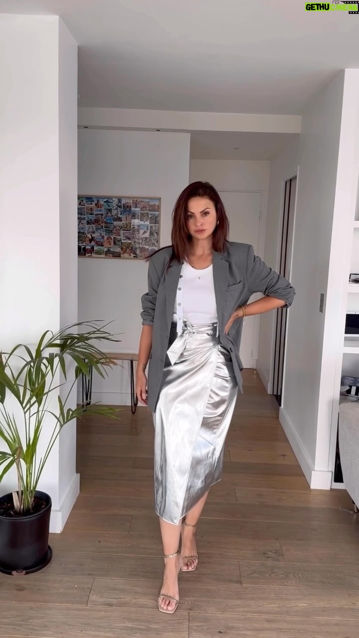 Julia Flabat Instagram - Exit l’aventurière, la parisienne est de retour 💃🏻🪩 Enfin bon, ce look c’est parce que je sortais à un événement 🫣, vous aimez ? Mais à vrai dire, je suis actuellement en jogging à la maison après avoir emmené les enfants à l’école, fait 2/3 courses , la vaisselle, commencé ma comptabilité, rangé les jouets qui traînaient dans le salon, pris le temps de faire mes 30 min de sport, mais je n’ai pas encore pris ma douche, que je repousse car je suis installée dans mon canapé et je n’arrive plus à en sortir ! Arf , c’est pas bon ça ! Bon, je pose mon tel et j’y go avant que la flemmardise s’installe de trop. Bonne journée à tous 😘😘 Débardeur : @theattico Jupe : @neverfullydressed Veste : Zara