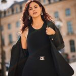 Julia Flabat Instagram - Confidences 📝 De plus en plus , j’accepte d’avoir garder 8kg de ma dernière grossesse. Au fond, je rêve de les perdre, on ne pourra pas m’enlever cette idée, mais de plus en plus, j’apprends à apprécier ces nouvelles formes , à trouver des vêtements qui les mettent en valeur et à profiter de l’instant présent !! De toute manière, À force de me dire «  quand j’aurais atteint ce poids , je pourrais faire ci , faire ça » , à force d’attendre éternellement ce changement pour enfin être celle que je veux être, pour enfin vivre la vie que je veux vivre, je me rend compte que je passe à côté de l’essentiel : MA propre vie, mon bien être , mon moment présent ! C’est l’instant présent qui est le plus important , pas la future moi qui n’existe pas encore et qui risque d’être insatisfaite quoiqu’il arrive . Il est grand temps d’accepter et d’apprécier celle que je suis MAINTENANT !!! Et c’est mon défi de tous les jours ! Et vous , quel est le vôtre ?