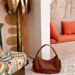 Julia Flabat Instagram - Mon sac Julia - en Camel 😍 Je voulais absolument créer LE sac que je rêvais d’avoir . Le sac à main de la voyageuse, que je peux utiliser pour un week end, pour prendre l’avion en cabine, pour aller bosser, ou pour porter tout ce que les mamans ont besoin de trimballer 😅 ! Puis surtout j’adore les sacs XXL 🥰 Et @lancaster m’a permis de le créer 😁 Merci pour tous vos retours et pour suivre mon projet avec autant d’enthousiasme, vous êtes tellement positifs , tellement bienveillants , 😍 Gratitude Gratitude Gratitude 🙏🏼 🥹🤩