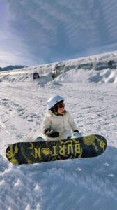 Julia Flabat Instagram - Ella, 3 ans 🥹🏂 La rideuse est de retour sur les pistes . Et on est choqué , elle est tellement à l’aise ! Partie 1