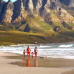 Julia Flabat Instagram - Step 3 : KOGEL BAY 📍 Quand la mer rencontre la montagne ⛰️ Cette plage sauvage rien que pour nous 🤩 ________ Comment suivez-vous notre aventure en Afrique du Sud par ici ?