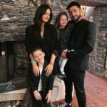 Julia Flabat Instagram – Que cette nouvelle année soit exceptionnelle ✨
–
Quelle est votre résolution numéro 1 pour 2024 ? 
Eddy : Me perfectionner encore plus au skate 
Julia : Apprendre à Écouter et aimer mon corps 
Edan : Apprendre à faire la coupole au breakdance 
Ella : Dormir dans mon lit toute la nuit 
Mamie : Trouver la personne qui prendra soin de moi 

Et vous ??