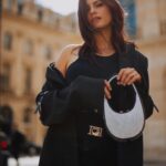 Julia Flabat Instagram - Confidences 📝 De plus en plus , j’accepte d’avoir garder 8kg de ma dernière grossesse. Au fond, je rêve de les perdre, on ne pourra pas m’enlever cette idée, mais de plus en plus, j’apprends à apprécier ces nouvelles formes , à trouver des vêtements qui les mettent en valeur et à profiter de l’instant présent !! De toute manière, À force de me dire «  quand j’aurais atteint ce poids , je pourrais faire ci , faire ça » , à force d’attendre éternellement ce changement pour enfin être celle que je veux être, pour enfin vivre la vie que je veux vivre, je me rend compte que je passe à côté de l’essentiel : MA propre vie, mon bien être , mon moment présent ! C’est l’instant présent qui est le plus important , pas la future moi qui n’existe pas encore et qui risque d’être insatisfaite quoiqu’il arrive . Il est grand temps d’accepter et d’apprécier celle que je suis MAINTENANT !!! Et c’est mon défi de tous les jours ! Et vous , quel est le vôtre ?