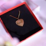 Julia Flabat Instagram - Quel mot choisiriez vous pour définir une Maman ? Pour moi : AGAPÊ & HERO - pendentif : @maty_officiel Voici 2 mots qui symbolisent la relation avec mes enfants 🤍 - Agapê pour l’amour inconditionnel qui nous lie. - Hero pour ce côté protecteur que j’ai découvert en devenant mère . ________________ #maty #fetedesmeres #collaborationcommerciale