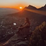 Julia Flabat Instagram - 📍 Lion’s Head, Cape Town Vous êtes plus sunrise ou sunset ? —— Nous avons commencé avant l’aube une petite randonnée d’1h environ, très intense (ça monte non stop, on escalade des rochers , on grimpe à des échelles en pleine montagne …) pour admirer la meilleure des récompenses: un splendide lever de soleil en amoureux au-dessus d’un magnifique paysage 🤩 Je pourrais admirer des sunrise comme celui-ci durant des heures 🥰 Merci @tourlane pour le bon plan 🤩