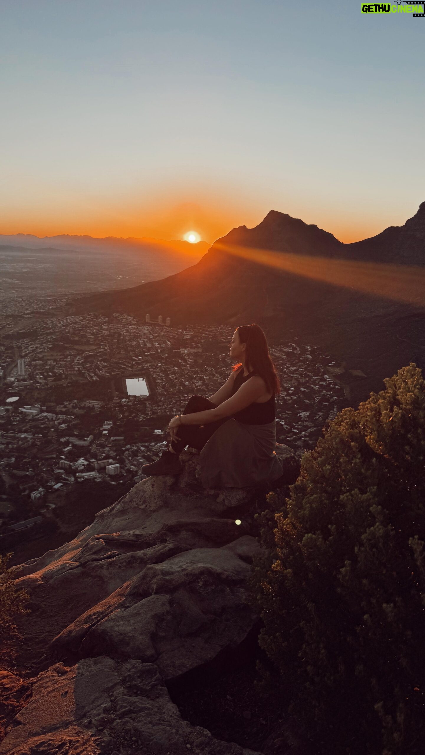 Julia Flabat Instagram - 📍 Lion’s Head, Cape Town Vous êtes plus sunrise ou sunset ? —— Nous avons commencé avant l’aube une petite randonnée d’1h environ, très intense (ça monte non stop, on escalade des rochers , on grimpe à des échelles en pleine montagne …) pour admirer la meilleure des récompenses: un splendide lever de soleil en amoureux au-dessus d’un magnifique paysage 🤩 Je pourrais admirer des sunrise comme celui-ci durant des heures 🥰 Merci @tourlane pour le bon plan 🤩