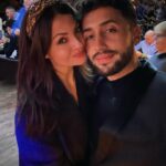 Julia Flabat Instagram – Que cette nouvelle année soit exceptionnelle ✨
–
Quelle est votre résolution numéro 1 pour 2024 ?
Eddy : Me perfectionner encore plus au skate
Julia : Apprendre à Écouter et aimer mon corps
Edan : Apprendre à faire la coupole au breakdance
Ella : Dormir dans mon lit toute la nuit
Mamie : Trouver la personne qui prendra soin de moi
Et vous ??