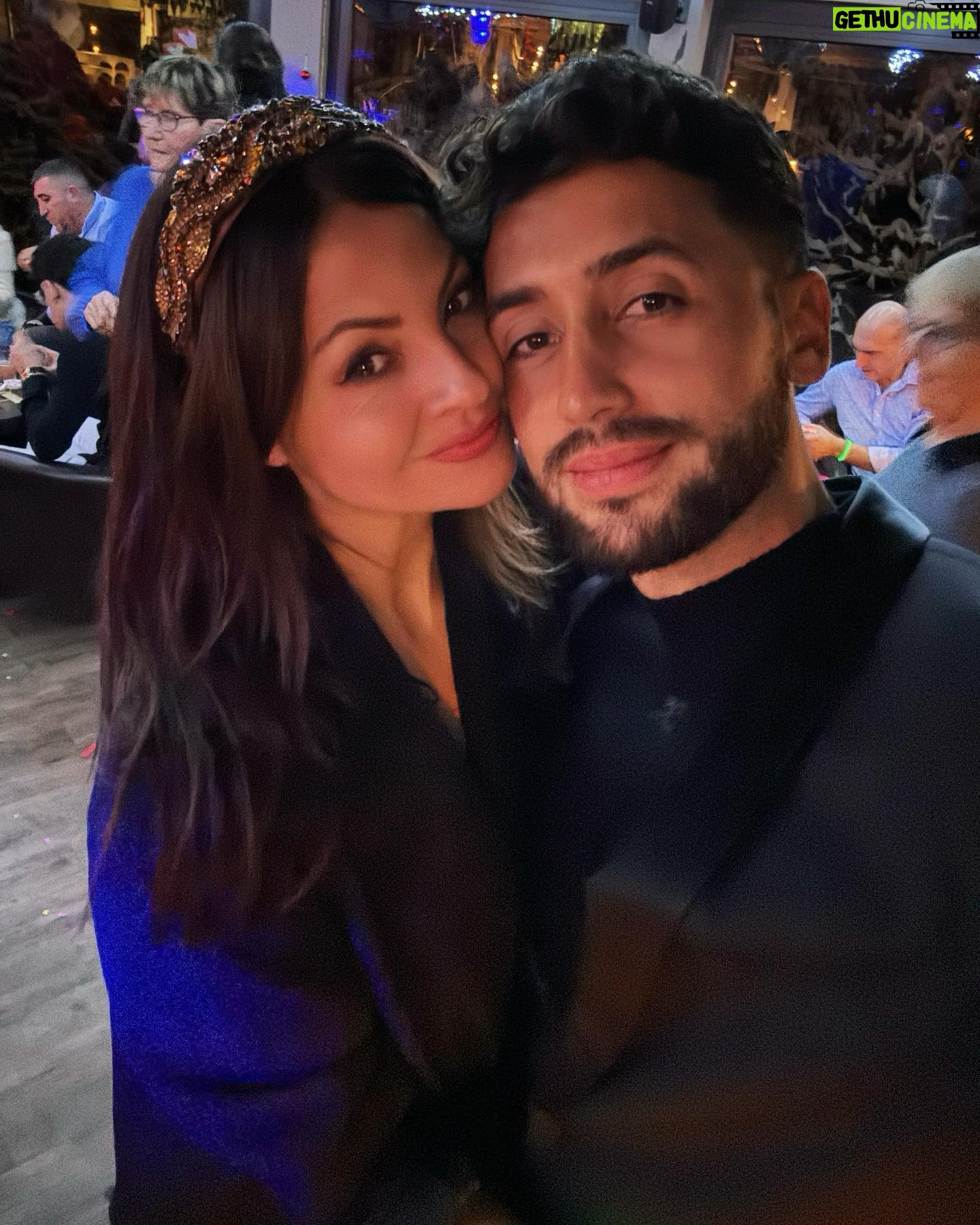 Julia Flabat - 35.7K Likes - Que cette nouvelle année soit exceptionnelle ✨
-
Quelle est votre résolution numéro 1 pour 2024 ?
Eddy : Me perfectionner encore plus au skate
Julia : Apprendre à Écouter et aimer mon corps
Edan : Apprendre à faire la coupole au breakdance
Ella : Dormir dans mon lit toute la nuit
Mamie : Trouver la personne qui prendra soin de moi
Et vous ??