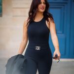 Julia Flabat Instagram - Confidences 📝 De plus en plus , j’accepte d’avoir garder 8kg de ma dernière grossesse. Au fond, je rêve de les perdre, on ne pourra pas m’enlever cette idée, mais de plus en plus, j’apprends à apprécier ces nouvelles formes , à trouver des vêtements qui les mettent en valeur et à profiter de l’instant présent !! De toute manière, À force de me dire «  quand j’aurais atteint ce poids , je pourrais faire ci , faire ça » , à force d’attendre éternellement ce changement pour enfin être celle que je veux être, pour enfin vivre la vie que je veux vivre, je me rend compte que je passe à côté de l’essentiel : MA propre vie, mon bien être , mon moment présent ! C’est l’instant présent qui est le plus important , pas la future moi qui n’existe pas encore et qui risque d’être insatisfaite quoiqu’il arrive . Il est grand temps d’accepter et d’apprécier celle que je suis MAINTENANT !!! Et c’est mon défi de tous les jours ! Et vous , quel est le vôtre ?