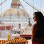 Julia Flabat Instagram - Ce lieu 📍Boudhanath Stupa, Népal 😳 Je n’ai jamais ressenti ça de toute ma vie. Cette Stupa, je rêvais d’y aller dès que j’ai lu le livre Kilomètre 0, pour mettre des images sur ma lecture, mais sans savoir ce que j’allais y trouver . Durant cette séance des bols tibétains face à la stupa , j’ai eu une vision. Une lumière était enfermée dans une cage en haut d’une montagne . Je voulais libérer cette lumière mais ça a commencé à prendre feu . Une vieille dame à côté de moi souffrait de la lumière intense qui s’était libérée , elle se protégeait avec ses bras. Je voulais comprendre, j’ai mis mon bras vers la lumière et la vieille dame m’a alors attrapé le bras en me disant de ne pas y aller. Je me suis aussitôt retrouvée dans un monde obscur et une douleur intense est arrivée . Sur ma tête , puis mes épaules. Je me sentais comme la terre qui supportait la misère et la souffrance. C’était douloureux . J’ai ouvert les yeux et l’ homme qui faisait retentir les bols m’a dit de continuer , que je me purifiais. J’ai alors refermé les yeux mais c’était très dur. Une fois la séance terminée , j’ai dû quitter la pièce et je suis sortie dehors face aux yeux de Buddha . Ma meilleure amie m’a alors suivi . Je l’ai regardé en sanglot en lui disant : mais comment le monde peut-il souffrir autant ? ! Elle ne m’avait jamais vu comme ça ! Elle pouvait ressentir la douleur à travers mon regard. Le guide nous a expliqué qu’il fallait apprendre à regarder avec les yeux de bouddha dans la vie : avec Amour, Compassion et Optimisme. J’ai alors compris que je venais de regarder le monde avec Compassion. Je ne sais toujours pas pourquoi j’ai ressenti ça, et c’était douloureux, mais je suis sincèrement reconnaissante d’avoir pu le vivre. #bodnath #boudhanathstupa #nepal #katmandou #kilometrezero @namaste_travel_nepal
