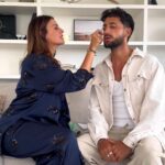 Julia Flabat Instagram - C’est la fête des pères le 16 juin (je vous le rappelle au cas où 😅) Alors avec Eddy on vous a concocté un Quizz « Qui de nous 2 » spécial parents ! Et comme Eddy adore également les produits @biotherm , j’ai choisi de lui offrir le coffret Aquapower qui comprend le gel douche le nettoyant visage, en du gel que je vais lui appliquer pendant le Quizz ! Ce gel va hydrater sa peau pendant 48 h et la fortifier grâce à l’élément phare et magique de Biotherm : le plancton de vie . Et vous , vous êtes plus comme Papa Eddy ou Maman Julia ? #partenariatremuneré #biotherm #confidence #quidenous2 #parents #fetedesperes #fathersday