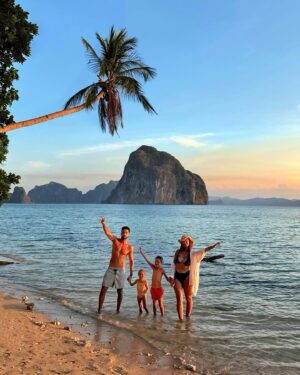Julia Flabat Instagram - Parcourir le monde avec vous 🥹🌏
-
📍Cabanas Beach, El Nido 🇵🇭