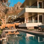 Julia Flabat Instagram - 📍CAPE TOWN Comme on reste plusieurs jours dans cette ville, on voulait un logement sympa, avant de commencer l’aventure à travers tout le pays en 4x4. Regardez la villa qu’on a trouvé sur @airbnb qui surplombe la mer 🤩 L’endroit parfait pour débuter la journée par une bonne méditation devant cette vue incroyable et profiter en famille 🧘🏽‍♀️ #airbnb #villa #capetown #afriquedusud #invitation #collaborationcommerciale