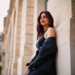 Julia Flabat Instagram - Confidences 📝 De plus en plus , j’accepte d’avoir garder 8kg de ma dernière grossesse. Au fond, je rêve de les perdre, on ne pourra pas m’enlever cette idée, mais de plus en plus, j’apprends à apprécier ces nouvelles formes , à trouver des vêtements qui les mettent en valeur et à profiter de l’instant présent !! De toute manière, À force de me dire «  quand j’aurais atteint ce poids , je pourrais faire ci , faire ça » , à force d’attendre éternellement ce changement pour enfin être celle que je veux être, pour enfin vivre la vie que je veux vivre, je me rend compte que je passe à côté de l’essentiel : MA propre vie, mon bien être , mon moment présent ! C’est l’instant présent qui est le plus important , pas la future moi qui n’existe pas encore et qui risque d’être insatisfaite quoiqu’il arrive . Il est grand temps d’accepter et d’apprécier celle que je suis MAINTENANT !!! Et c’est mon défi de tous les jours ! Et vous , quel est le vôtre ?