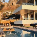 Julia Flabat Instagram - 📍CAPE TOWN Comme on reste plusieurs jours dans cette ville, on voulait un logement sympa, avant de commencer l’aventure à travers tout le pays en 4x4. Regardez la villa qu’on a trouvé sur @airbnb qui surplombe la mer 🤩 L’endroit parfait pour débuter la journée par une bonne méditation devant cette vue incroyable et profiter en famille 🧘🏽‍♀️ #airbnb #villa #capetown #afriquedusud #invitation #collaborationcommerciale